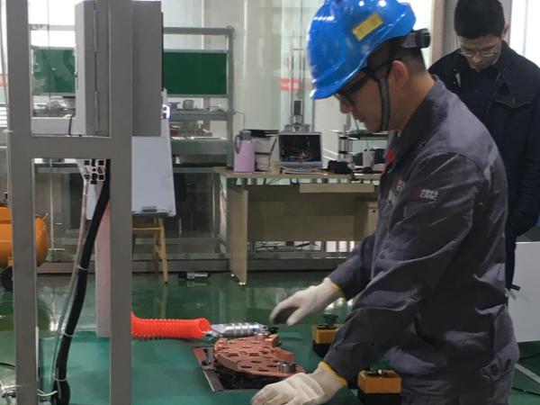 中車集團常州中車鐵馬科技來我公司驗收動車閘片分解機并指導(dǎo)工作
