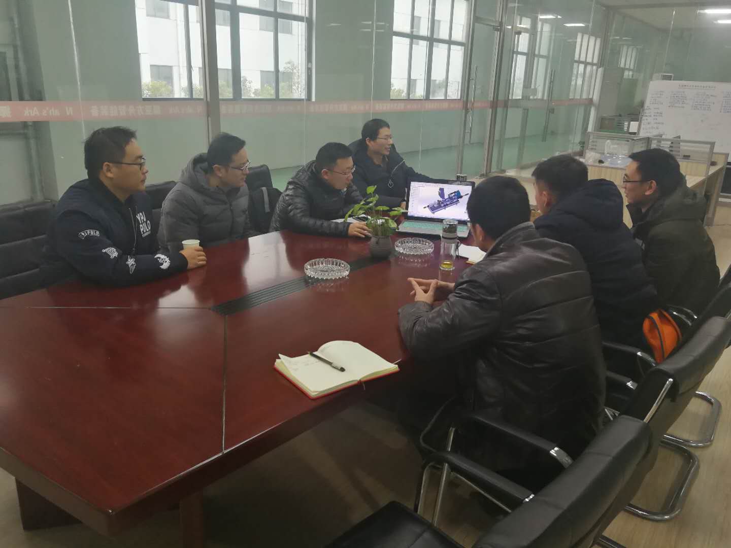 徐工集團代表與技術人員現(xiàn)場溝通
